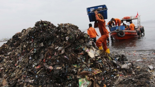 Begini penampakan dari dekat sampah yang menumpuk di pesisir Teluk Jakarta