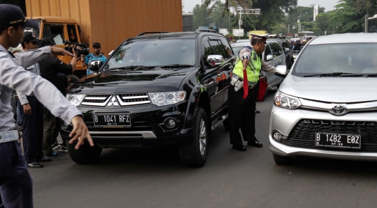 Suasana uji coba sistem ganjil genap di GT Cibubur II