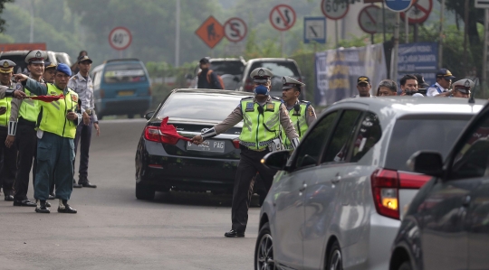 Suasana uji coba sistem ganjil genap di GT Cibubur II