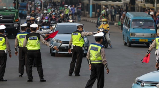 Suasana uji coba sistem ganjil genap di GT Cibubur II