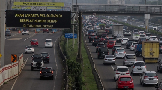 Suasana uji coba sistem ganjil genap di GT Cibubur II