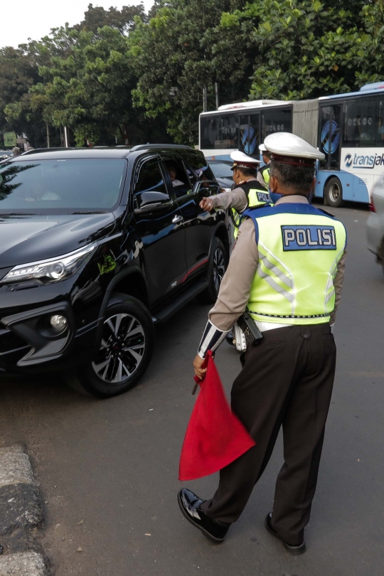 Suasana uji coba sistem ganjil genap di GT Cibubur II