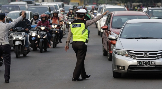 Suasana uji coba sistem ganjil genap di GT Cibubur II