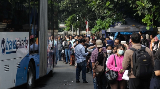 Imbas penerapan ganjil-genap di GT Cibubur masyarakat sesaki Transjakarta