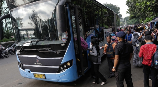 Imbas penerapan ganjil-genap di GT Cibubur masyarakat sesaki Transjakarta