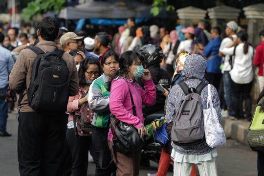 Imbas penerapan ganjil-genap di GT Cibubur masyarakat sesaki Transjakarta