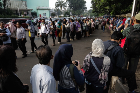 Imbas penerapan ganjil-genap di GT Cibubur masyarakat sesaki Transjakarta