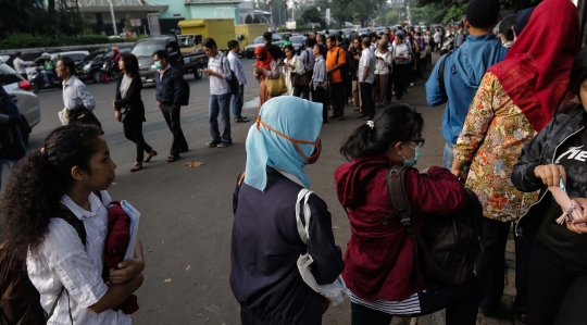 Imbas penerapan ganjil-genap di GT Cibubur masyarakat sesaki Transjakarta