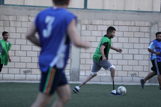 Di tengah ketidaksempurnaan, pria Saudi ini pede main sepak bola dengan kaki palsu
