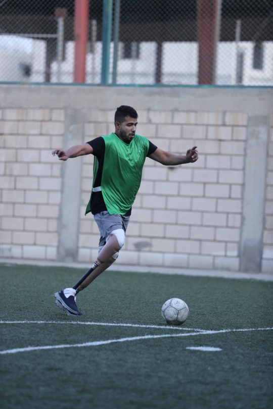 Di tengah ketidaksempurnaan, pria Saudi ini pede main sepak bola dengan kaki palsu
