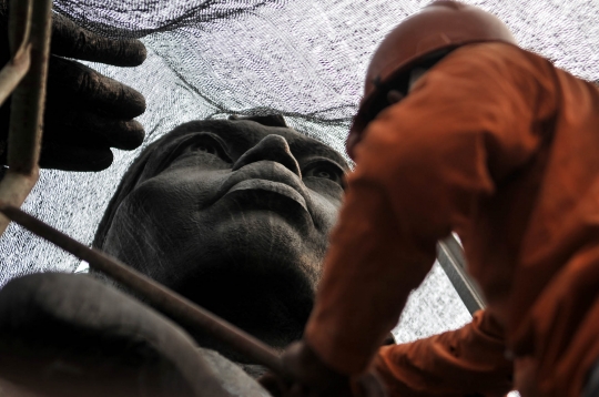 Melihat lebih dekat perawatan patung Jenderal Sudirman