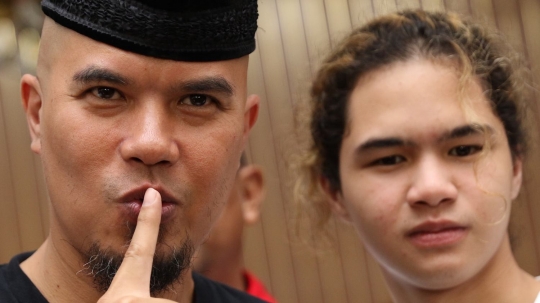 Gaya serba hitam Ahmad Dhani di sidang kasus ujaran kebencian