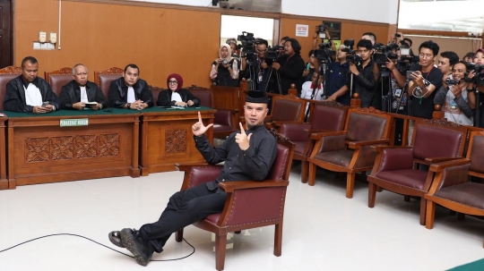 Gaya serba hitam Ahmad Dhani di sidang kasus ujaran kebencian