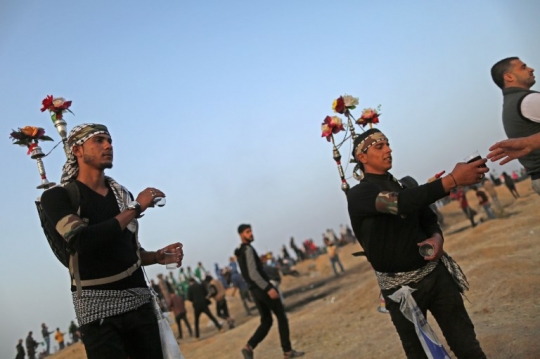 Di tengah bentrok, pemuda Palestina ini semangati demonstran dengan berikan jus manis