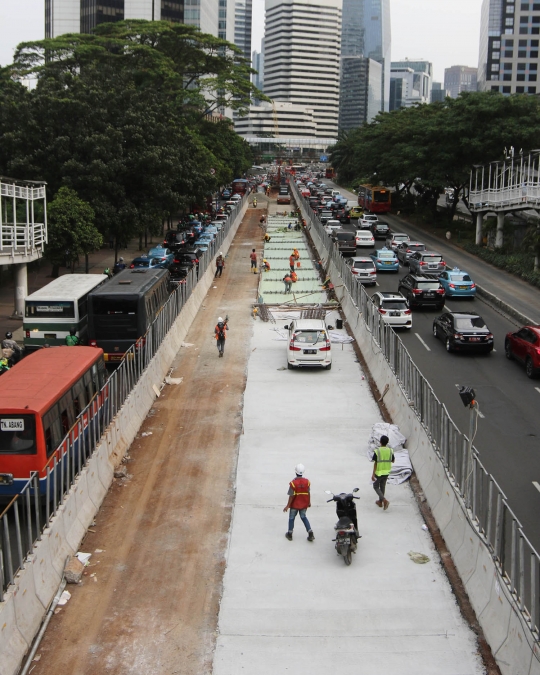 Memantau pelebaran trotoar hingga 12 meter di Jalan Sudirman