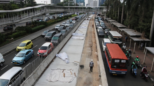 Memantau pelebaran trotoar hingga 12 meter di Jalan Sudirman