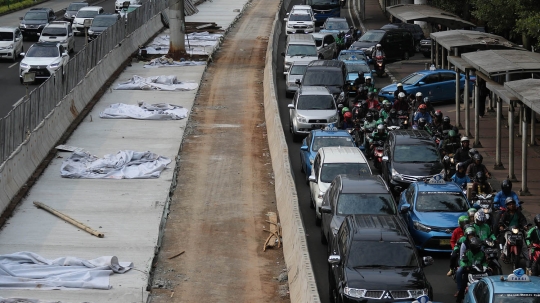 Memantau pelebaran trotoar hingga 12 meter di Jalan Sudirman