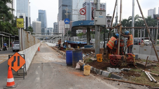 Memantau pelebaran trotoar hingga 12 meter di Jalan Sudirman