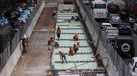 Memantau pelebaran trotoar hingga 12 meter di Jalan Sudirman