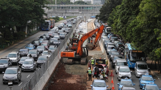 Memantau pelebaran trotoar hingga 12 meter di Jalan Sudirman