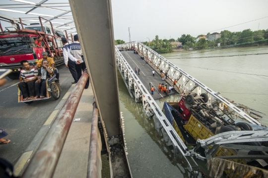 Evakuasi truk yang terperosok ke sungai akibat ambruknya jembatan Babat-Widang