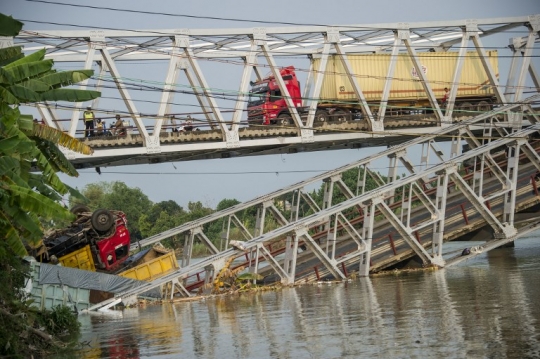Evakuasi truk yang terperosok ke sungai akibat ambruknya jembatan Babat-Widang