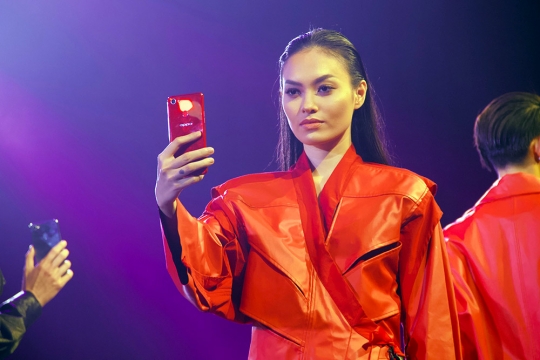 Melihat peluncuran smartphone canggih OPPO F7