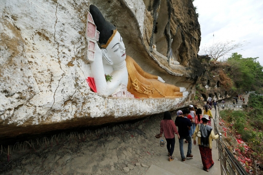 Melihat indahnya pahatan patung Buddha di Tebing Akauk Taung