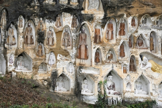 Melihat indahnya pahatan patung Buddha di Tebing Akauk Taung