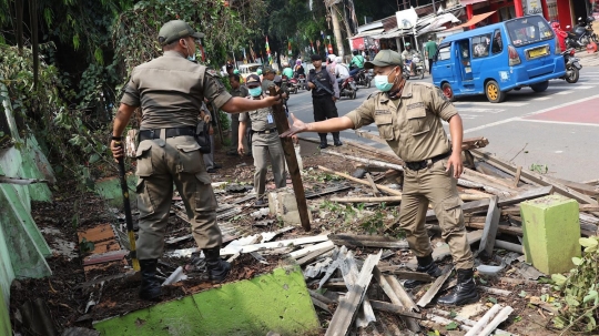 Satpol PP Depok bongkar bangunan liar di atas trotoar