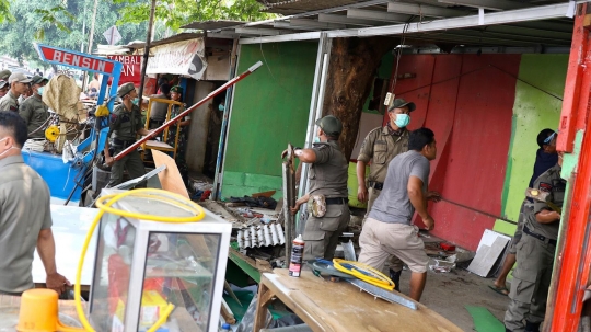 Satpol PP Depok bongkar bangunan liar di atas trotoar