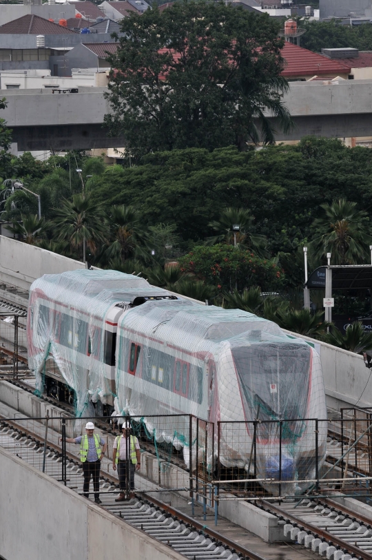 Melihat lebih dekat kereta LRT menjejaki jalur Kelapa Gading-Velodrome