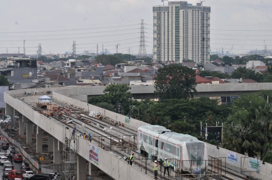 Melihat lebih dekat kereta LRT menjejaki jalur Kelapa Gading-Velodrome