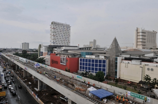 Melihat lebih dekat kereta LRT menjejaki jalur Kelapa Gading-Velodrome