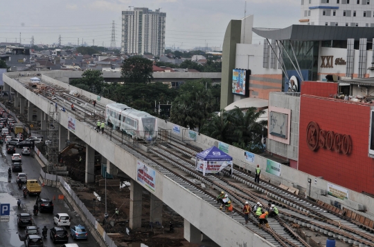 Melihat lebih dekat kereta LRT menjejaki jalur Kelapa Gading-Velodrome