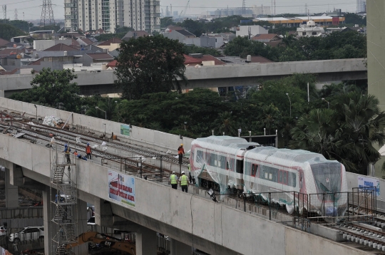 Melihat lebih dekat kereta LRT menjejaki jalur Kelapa Gading-Velodrome