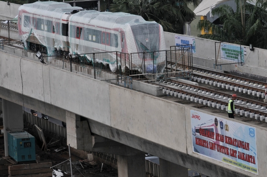 Melihat lebih dekat kereta LRT menjejaki jalur Kelapa Gading-Velodrome