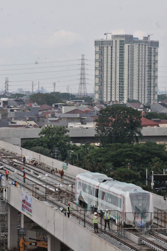 Melihat lebih dekat kereta LRT menjejaki jalur Kelapa Gading-Velodrome