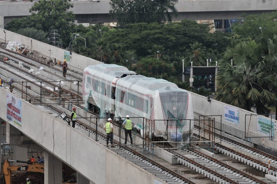 Melihat lebih dekat kereta LRT menjejaki jalur Kelapa Gading-Velodrome