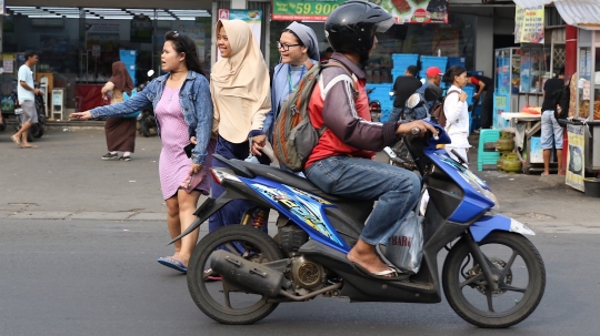 Potret keharmonisan wanita berkerudung bantu biarawati menyeberang jalan