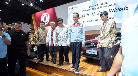Gaya Jokowi pakai jaket jeans tinjau IIMS 2018