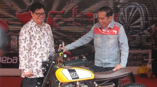 Gaya Jokowi pakai jaket jeans tinjau IIMS 2018