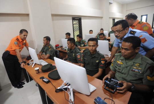Melihat pelatihan calon pilot di pabrik drone pertama di Indonesia