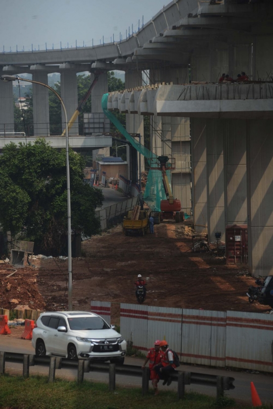 Memantau proyek LRT Cibubur-Cawang yang sudah 56 persen