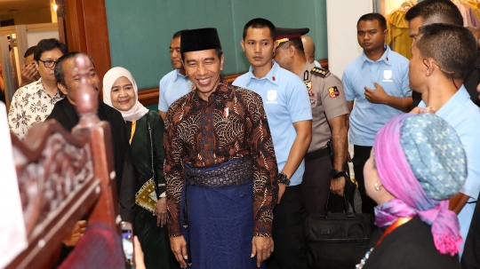 Kenakan sarung dan batik cokelat, Jokowi hadiri Mufest Indonesia 2018