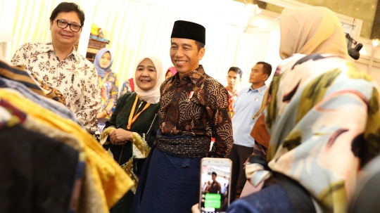 Kenakan sarung dan batik cokelat, Jokowi hadiri Mufest Indonesia 2018