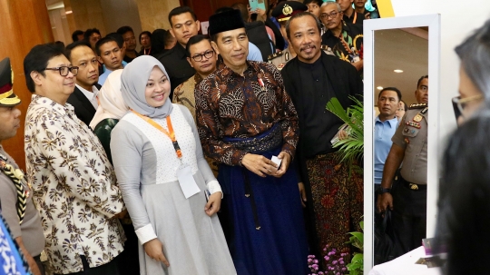 Kenakan sarung dan batik cokelat, Jokowi hadiri Mufest Indonesia 2018