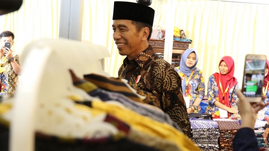 Kenakan sarung dan batik cokelat, Jokowi hadiri Mufest Indonesia 2018