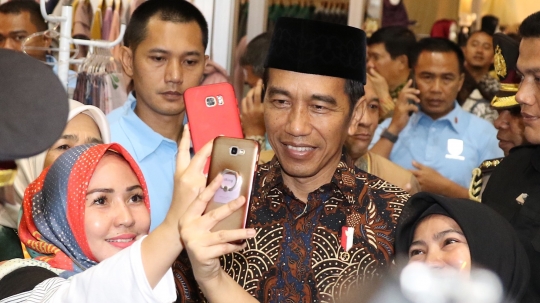 Kenakan sarung dan batik cokelat, Jokowi hadiri Mufest Indonesia 2018