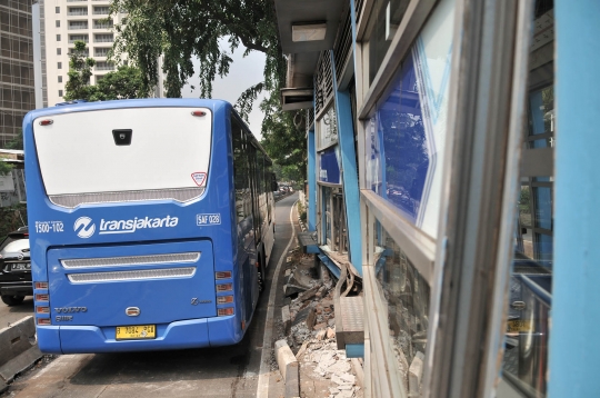 Kondisi Halte Transjakarta Simprug pasca tertabrak truk kontainer